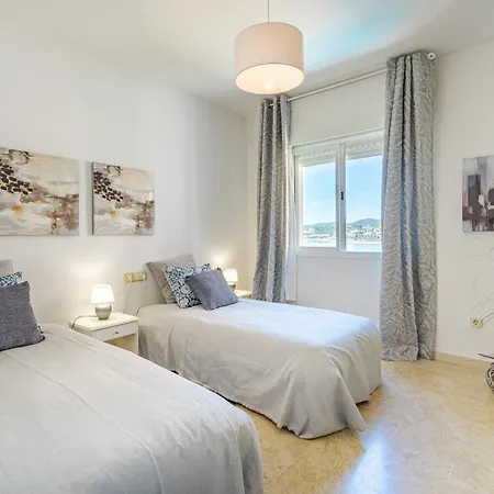 39 Front Row Panoramic Sea View *